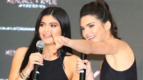 Koleksi Terbaru Kreasi Kendall dan Kylie Jenner