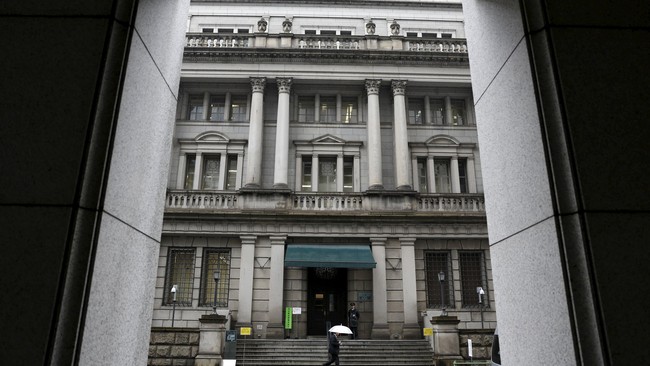 Bank of Japan kembali merevisi turun perkiraan inflasi dari 1,4 persen menjadi menjadi 0,9 persen.