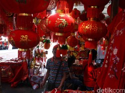 Pedagang Sebut 80% Pernak-pernik Imlek Diimpor dari China
