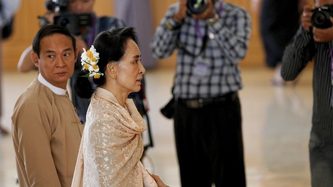 Tujuh orang pakar PBB meminta Aung San Suu Kyi untuk bertemu langsung dengan masyarakat Muslim Rohingya yang dipersekusi oleh militer.