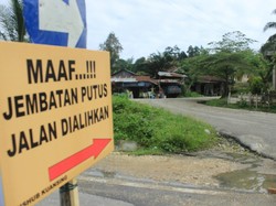 Jembatan di Sukabumi Roboh Usai Diterpa Hujan Serta Angin Kencang
