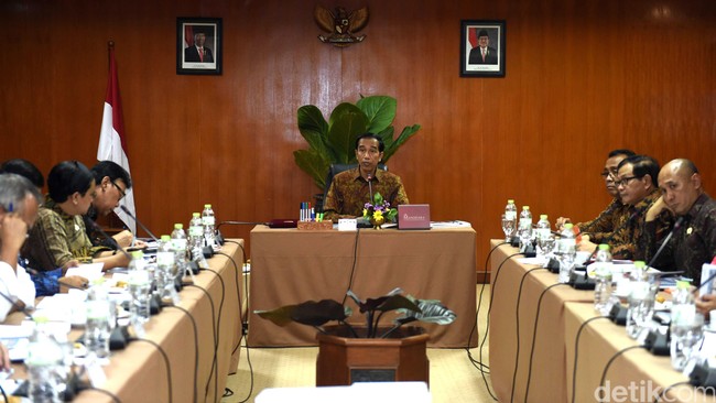 Menristek dan Dikti mengatakan, dia tidak mau mengaitkan sidang kabinet paripurna tersebut dengan isu perombakan kabinet yang menjadi hak prerogatif presiden.