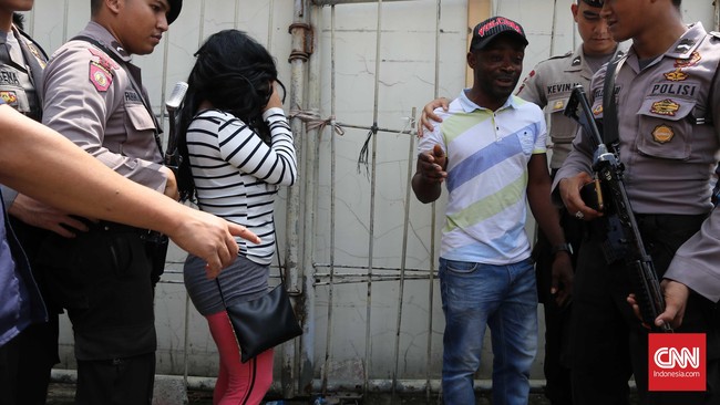 Dari penggeledahan awal, ditemukan puluhan stempel palsu beberapa negara di antaranya Afrika Barat dan Hong Kong, diduga jadi alat pemalsu dokumen.