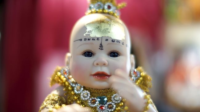 Alasannya karena penduduk Thailand tengah tergila-gila pada boneka 'arwah' yang dipercaya bisa membawa keberuntungan.