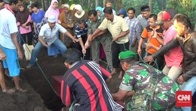 Kalimat Maaf Keluarga Iringi Pemakaman Pelaku Teror Thamrin