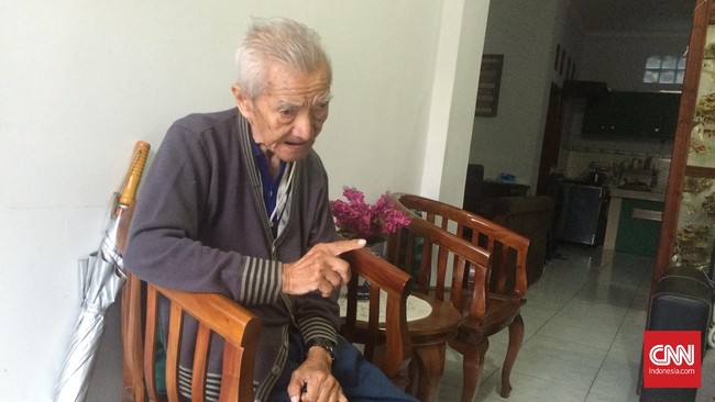 Orang-orang terpandang kerap berkumpul di bangunan loji yang disebut rumah setan oleh warga Bandung. Warga menduga, ada aktivitas pemanggilan arwah di dalamnya.