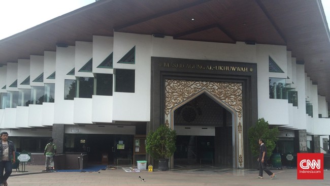 Lahan dulu tempat Loji Sint Jan berdiri kini dibangun Masjid Al Ukhuwah di tengah-tengah Kota Bandung, Jawa Barat. Tak ada lagi sisa-sisa bangunan loji di sana.