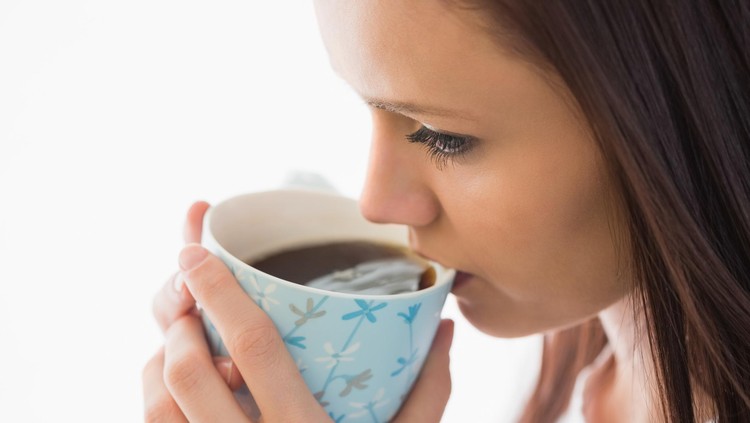 Ingin minum kopi nih tapi sedang menyusui. Hmm, boleh nggak ya ibu menyusui minum kopi?