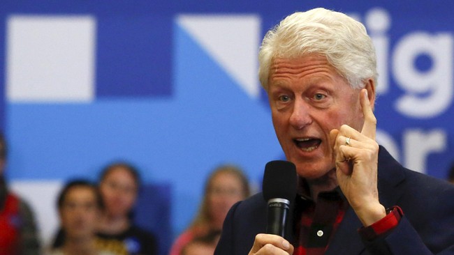 Sepekan menuju pilpres, FBI merilis hasil penyelidikan terhadap Marc Rich, buronan pajak AS yang diampuni pada 2001 oleh mantan presiden Bill Clinton.