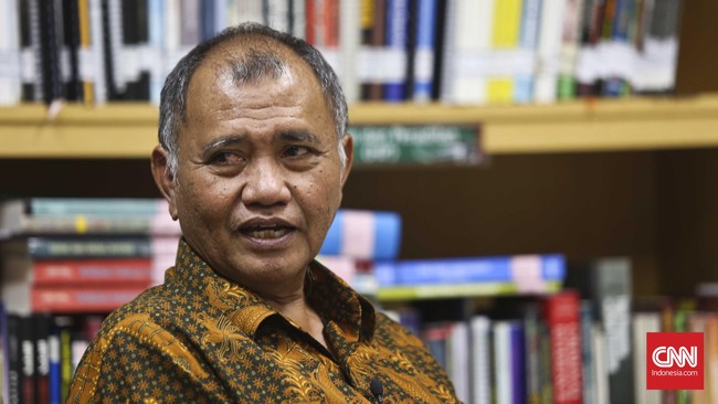 Ketua KPK mengatakan yang ditangkap pada Jumat malam adalah Kasbudit MA, pengacara, dan pengusaha, bukan hakim. Ia belum mengungkap namanya.