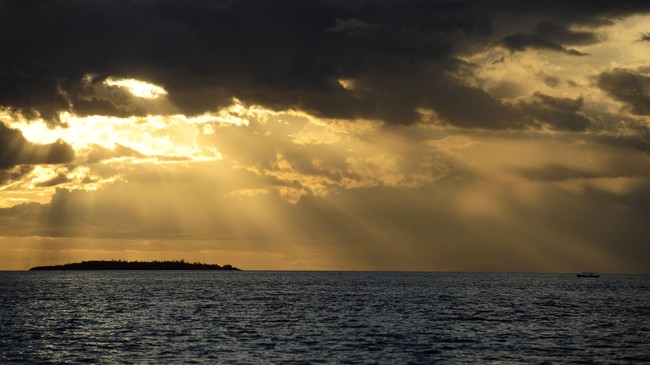 Penculikan tiga ABK asal Indonesia di perairan Sabah ialah insiden kelima dalam empat bulan terakhir. Para 'bajak laut' meneteng senapan laras panjang.