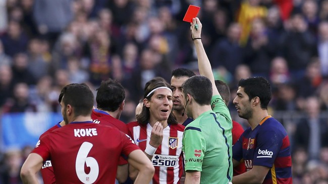Dua pemain Atletico Madrid itu gagal tampil hingga 90 menit karena diganjar kartu merah.
