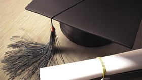 Wanita 91 Tahun di Perancis Dapat Gelar PhD Setelah 30 Tahun