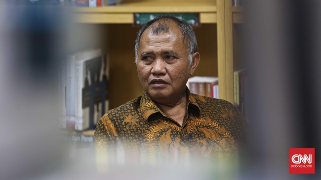 "Berbicara mengenai masa kecil itu selalu membuat saya menangis. Saya memang mudah menangis. Anda melihat mata saya?" ucap Agus.