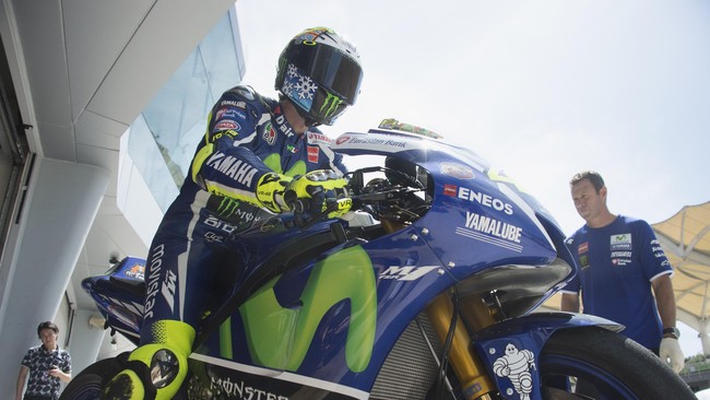 Juara bertahan MotoGP, Jorge Lorenzo, menjadi yang tercepat pada hari pertama tes resmi di Sirkuit Sepang dengan mengalahkan Valentino Rossi.