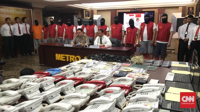 Polisi mengamankan sejumlah alat bukti berupa puluhan telepon genggam, belasan telepon rumah, komputer, dan peralatan elektronik lainnya.