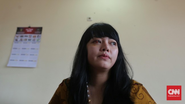 Wajah Dita tampak cemberut. Wartawan yang bertanya mengapa dirinya menangis setelah diperiksa tapi tidak dihiraukan.