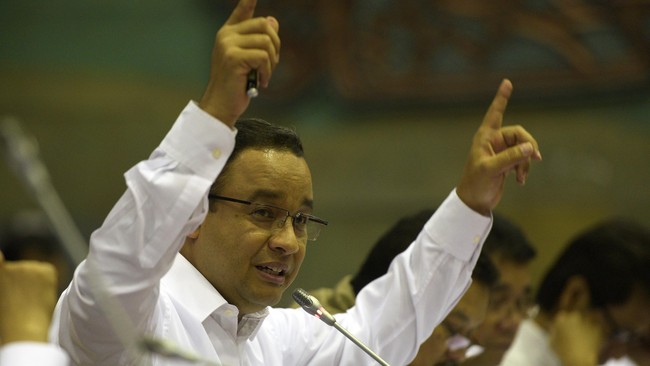 Mendikbus Anies Baswedan mengaku menerima laporan perihal guru yang takut mengajar karena kelompok teroris Santoso.