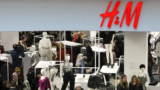 Kampanye iklan busana perusahaan ritel H&M dikecam massa karena dianggap rasial.  Hal ini membuat ritel tersebut akhirnya meminta maaf.