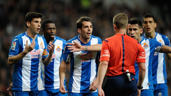 Jelang laga La Liga pekan ke-27, delapan pemain Espanyol--klub yang sedang melatih Evan Dimas--terpaksa absen dari karena gejala sakit perut yang sama.