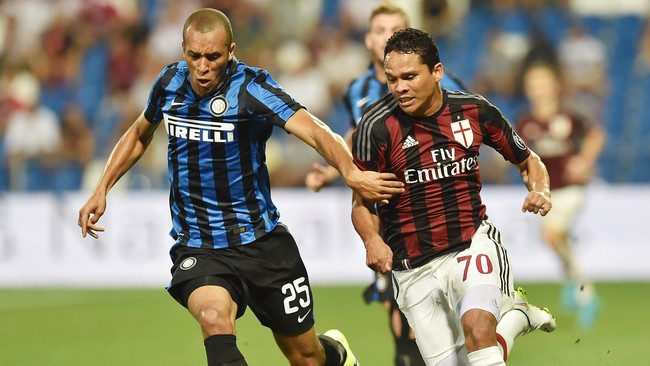 Untuk sementara pada akhir babak pertama AC Milan unggul atas rival sekota, Internazionale Milan, dalam laga lanjutan kompetisi sepak bola Italia, Serie A.