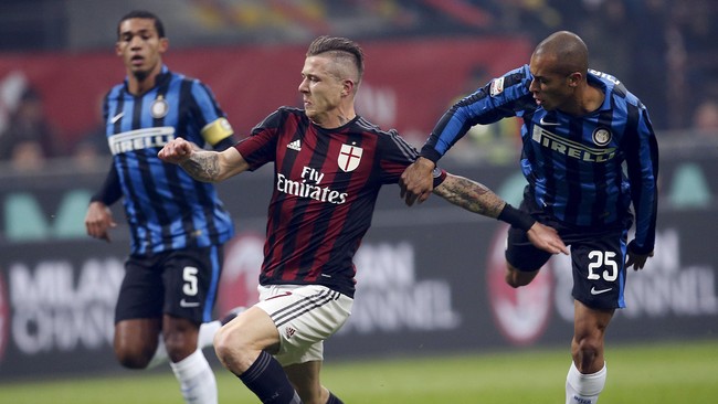 AC Milan berhasil menekuk rival sekota, Internazionale Milan tiga gol tanpa balas di Stadion San Siro.