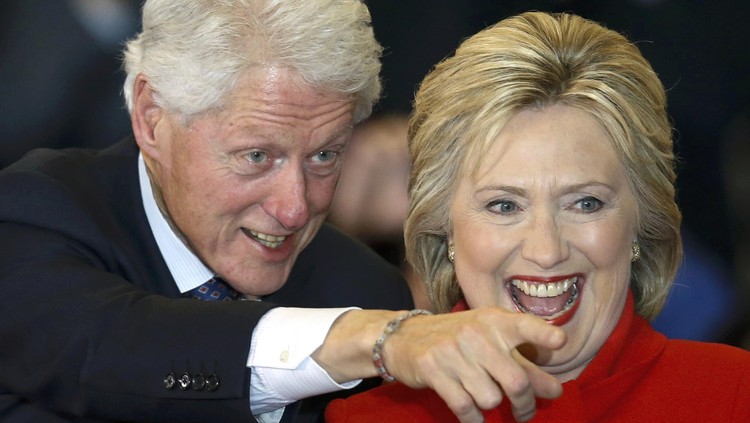 Hillary Clinton ungkap soal keputusannya yang sulit untuk tetap pertahankan pernikahan saat Bill Clinton selingkuh.