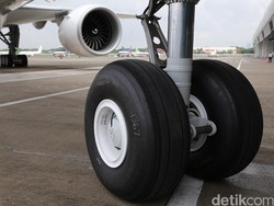 Roda Pesawat Meletus saat Hendak Mendarat, Landasan Rusak