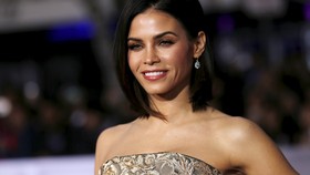 Glass Hair, Tren Rambut Bob Berkilau ala Selebriti Hollywood