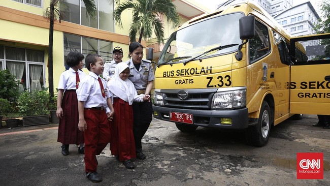 Ketua MUI KH Ma'ruf Amin menyatakan keberatan dengan rencana pemerintah menerapkan aturan delapan jam dan lima hari sekolah.