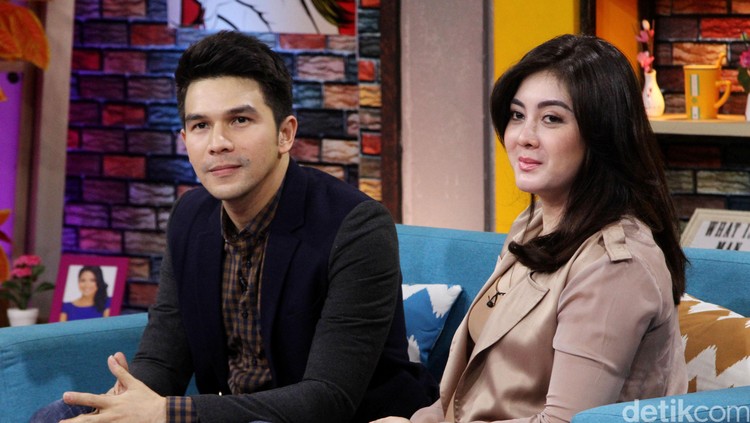 Jonathan Frizzy & Istri Jonathan Frizzy dan istri, Dhena Devanka di acara Rumpi No Secret Trans TV