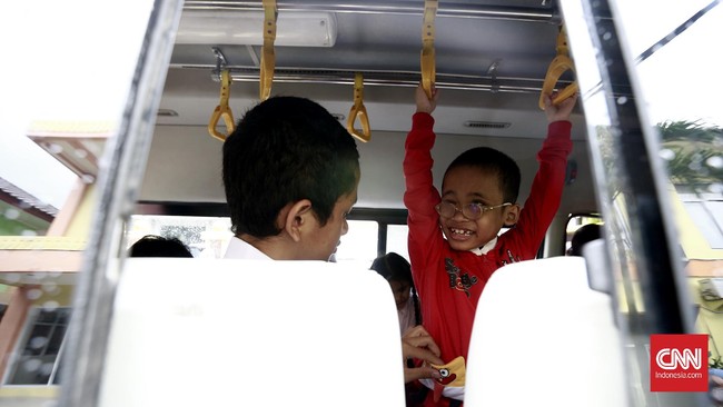 Kebijakan full day school dikhawatirkan akan menghilangkan hak-hak dasar anak untuk berinteraksi dan bermain di lingkungan luar sekolah.