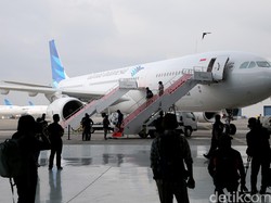 Separuh Kursi Kosong, Garuda Minta Tarif Batas Atas Naik 100%