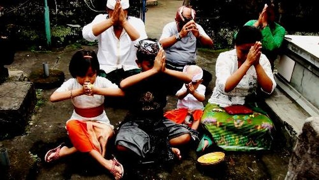 Dalam tradisi umat Hindu Bali, hari kelahiran ini disebut Otonan. Perayaan ini dilaksanakan setiap 6 bulan sekali.