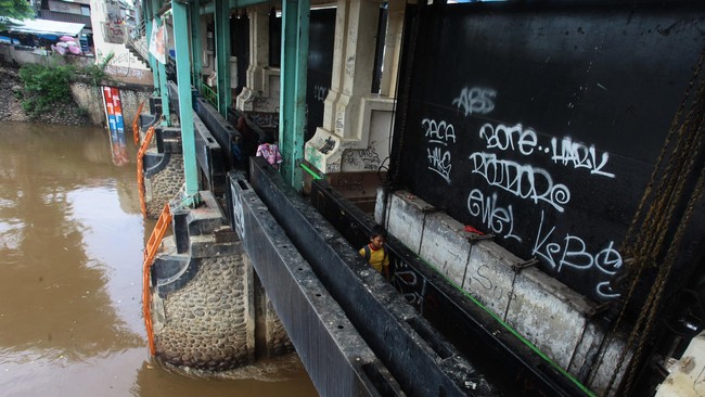 Ketinggian muka air di beberapa pintu air di DKI Jakarta dan sekitarnya ada yang naik, ada juga yang turun. Sementara banjir masih terjadi.