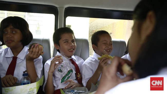 Menteri Pendidikan dan Kebudayaan Muhadjir Effendy diminta menghitung konsekuensi logis atas kebijakan ini, seperti kondisi anak yang membantu keluarga.