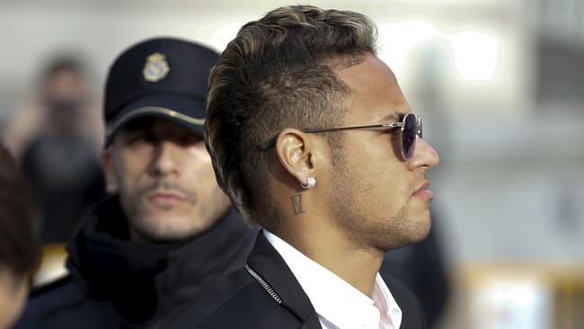 Barcelona menolak tawaran menggiurkan dari Manchester United. Klub Katalonia itu menolak tawaran 190 juta euro (setara Rp2,8 triliun) untuk transfer Neymar.