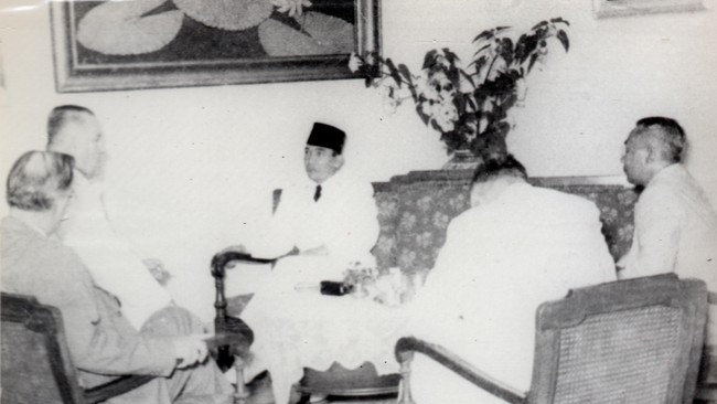 Mantan Presiden Soekarno sudah meramalkan pertumbuhan ekonomi dan populasi di Provinsi Jakarta dan Pulau Jawa tidak akan terkendali sejak 1957 silam.