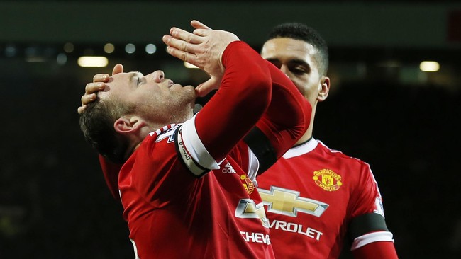 Wayne Rooney mencetak gol ketiga untuk "Setan Merah" ke gawang Stoke City.