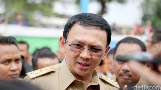 Dari segi pelayanan, Ahok menilai kebijakan tarif angkutan dan pengelolaan angkutan oleh swasta belum cukup memuaskan masyarakat.