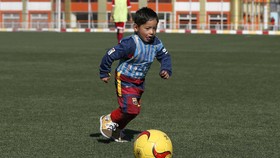 Aksi Murtaza Ahmadi Pakai Kostum Messi