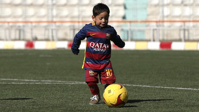 Impian bocah 5 tahun asal Afghanistan, Murtaza Ahmadi, akhirnya terwujud. Murtaza akhirnya memiliki kostum replika nomor 10 Lionel Messi.