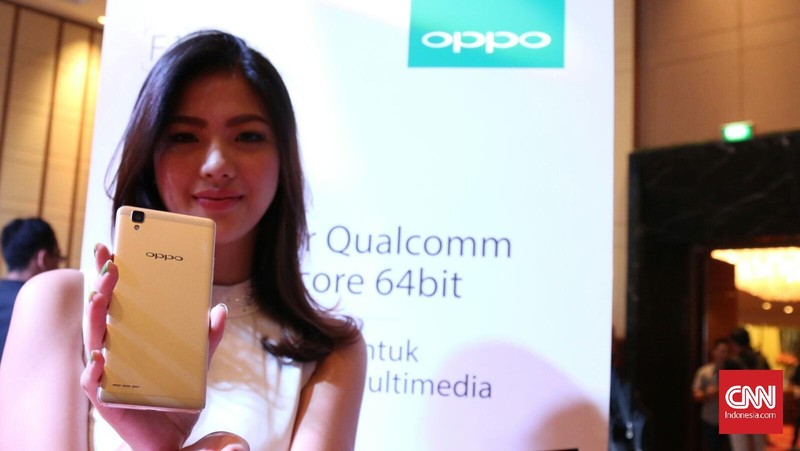 Oppo meluncurkan smartphone yang dirancang khusus untuk fotografi dan foto selfie, OPPO F1, di Ballroom Hotel Ritz Carlton Pacific Place, Jakarta, Rabu (3/2).