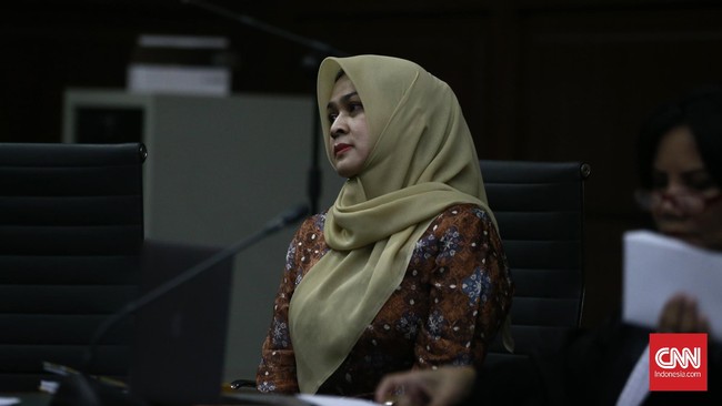 Di balik tahanan, Evy bersimpuh memanjatkan doa meminta doa agar kasus suap yang menjeratnya segera rampung