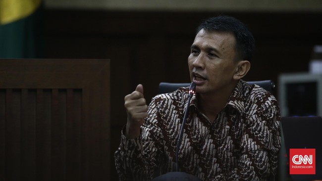 Tiga anggota DPRD Sumatera Utara didakwa menerima suap dari eks Gubernur Sumut Gatot Pujo Nugroho untuk menyetujui pengesahan APBD-P 2013-2015.