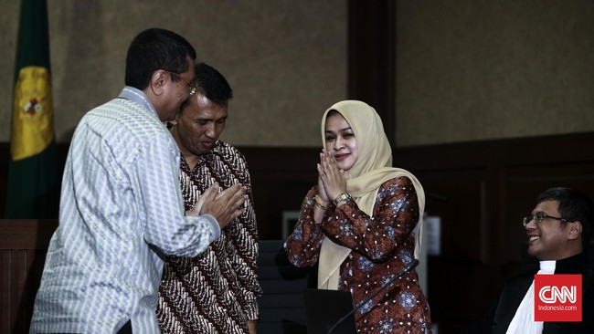 Sejak memasuki pintu Ruang Sidang Kartika 2 gedung Tindak Pidana Korupsi, Kemayoran, Gatot merangkul Evy sampai tempat duduk di ruangan.