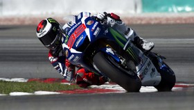 Lorenzo Kembali Kalahkan Rossi di Tes Sepang