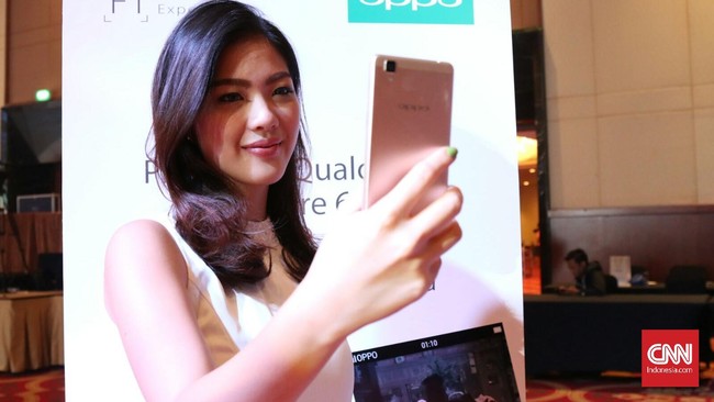 Oppo menemukan teknologi baru yang memungkinkan untuk mengisi ulang baterai ponsel dengan cepat. Cuma butuh 15 menit untuk mengisi 2.500 mAh.
