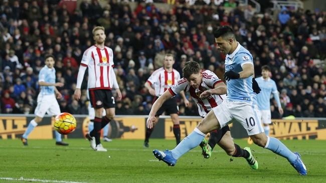 Dua gol yang dipersembahkan Sergio Aguero dan Leroy Sane membawa Manchester City menekuk Sunderland di Stadium of Light dengan skor 2-0, Minggu (5/3).