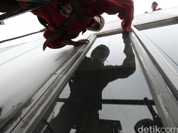 Nyawa Taruhannya, Pembersih Kaca Burj Khalifa Digaji Rp 59 Juta/Bulan